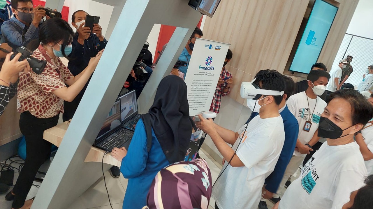 Wakil Gubernur Jawa Timur Emil Elestianto Dardak sempat mencoba aplikasi ImmersITS dengan kacamata VR dalam sebuah kegiatan di ITS, beberapa waktu lalu