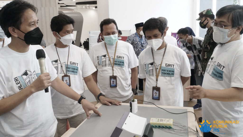 ITS Chancellor Prof. Dr. Ir Mochamad Ashari MEng (left) accompanied by ITS leaders listening to an explanation of the tool working system by Dr. Dhany Arifianto ST MEng (right)