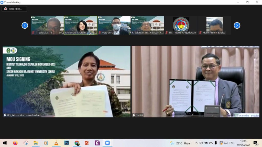 ITS Chancellor Prof. Dr. Ir Mochamad Ashari MEng (left) and President of SNRU Prof. Chakrit Chanchitpreecha showing the MoU script that has been signed together virtually