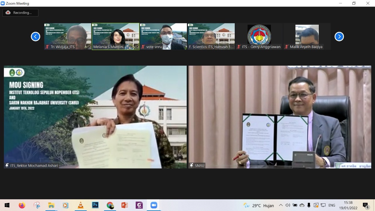 Rektor ITS Prof Dr Ir Mochamad Ashari MEng (kiri) dan President of SNRU Prof Chakrit Chanchitpreecha menunjukkan naskah MoU yang telah ditandatangani bersama secara virtual