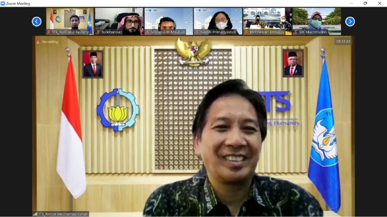 Rektor ITS Prof Dr Ir Mochamad Ashari MEng saat memberikan sambutan secara online