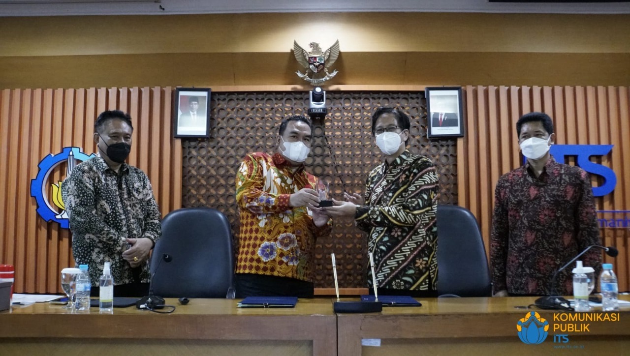 Handing over of souvenirs by ITS Chancellor Prof Dr Ir Mochamad Ashari MEng (second from right) to Blora Regent H Arief Rohman SIP MSi (second from left) after signing the MoU