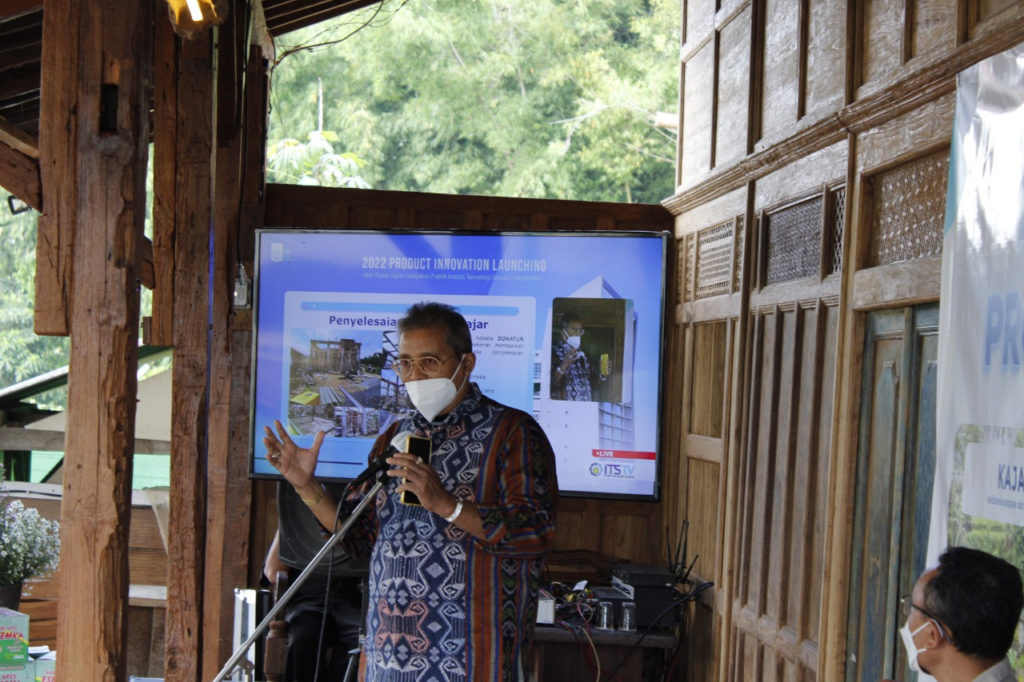 Dr Ir Arman Hakim Nasution MEng ketika memberikan sambutan pada peresmian Dusun Kajar sebagai Teaching Industry ke-4 ITS