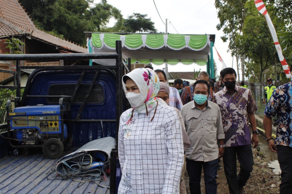 Wali Kota Batu Dra Hj Dewanti Rumpoko MSi (depan) saat akan melihat kondisi budidaya ikan air tawar di Dusun Kajar, Batu secara langsung
