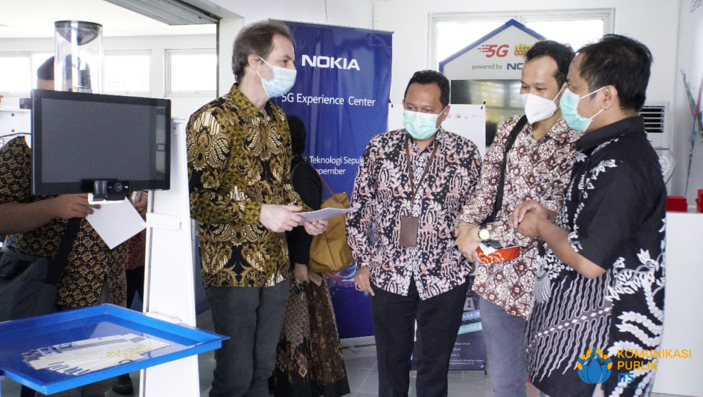 Dr Thierry Goubier (kiri) sedang membahas mengenai teknologi 5G di Gedung Pusat Robotika ITS