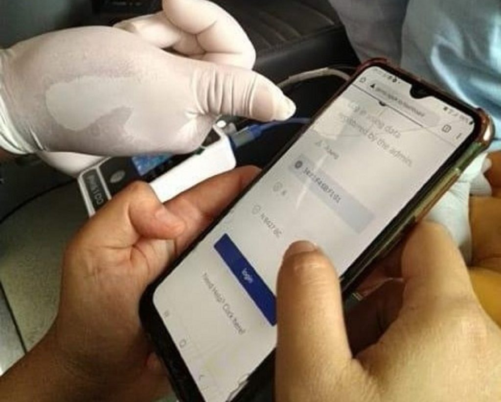 Tim paramedis sedang memonitoring kondisi pasien dengan menghubungkan PPMS rancangan tim ITS pada ponsel cerdas