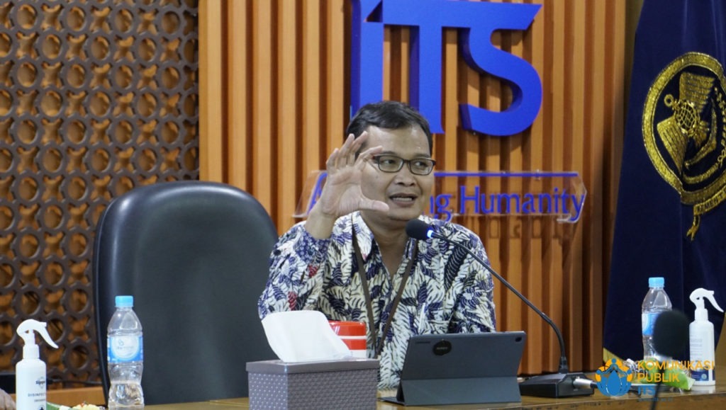 Dekan Fakultas Teknologi Kelautan ITS Dr Eng Trika Pitana ST MSc saat memberikan paparan dalam FGD bersama KNKT di Gedung Rektorat ITS