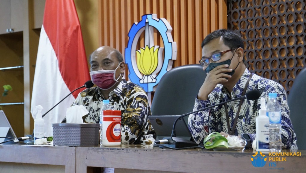 Kepala KNKT Soerjanto Tjahjono (kiri) bersama Dekan Fakultas Teknologi Kelautan ITS Dr Eng Trika Pitana ST MSc saat memaparkan beberapa kejadian kecelakaan pelayaran di Indonesia