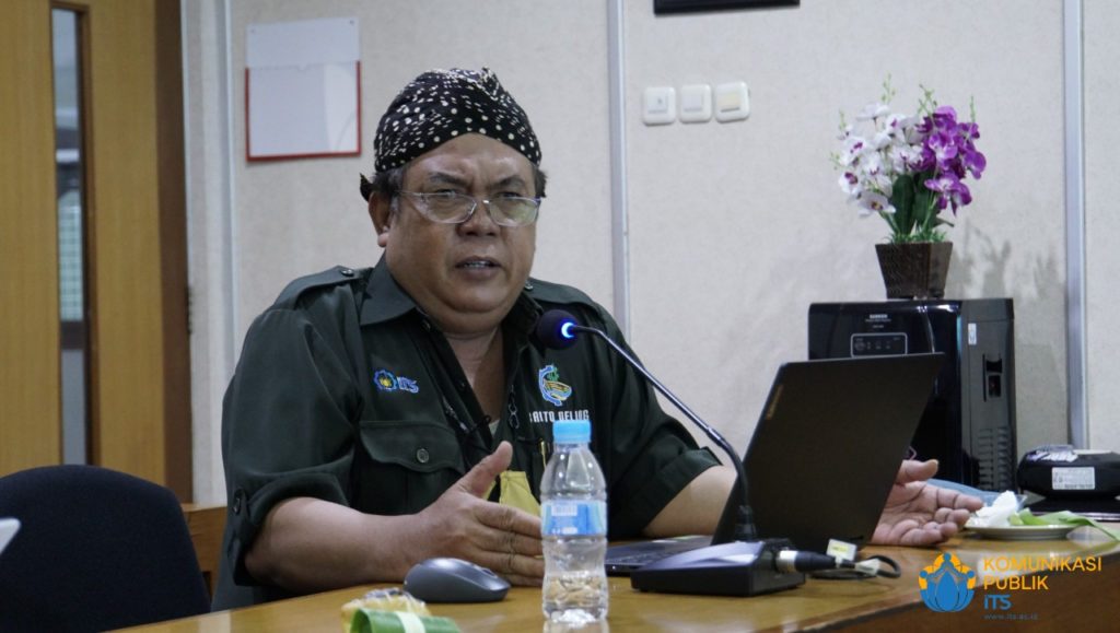 Prof Dr Ir Heri Supomo MSc, salah satu partisipan perwakilan dari ITS saat memberikan kritik dan saran mengenai evaluasi kecelakaan pelayaran di Indonesia