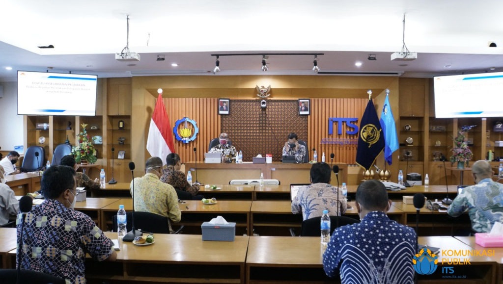 Suasana diskusi yang dihadiri oleh instansi pemerintah terkait dan pelabuhan yang digelar oleh KNKT dan ITS