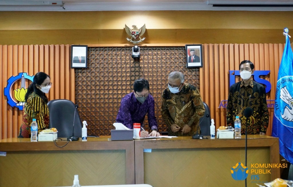 Pendiri dan Ketua Yayasan IDS College Andi Surya Boediman (dua dari kiri) dan Wakil Rektor I ITS Prof Dr Ir Adi Soeprijanto MT (dua dari kanan) saat menandatangani kontrak perjanjian kerja sama