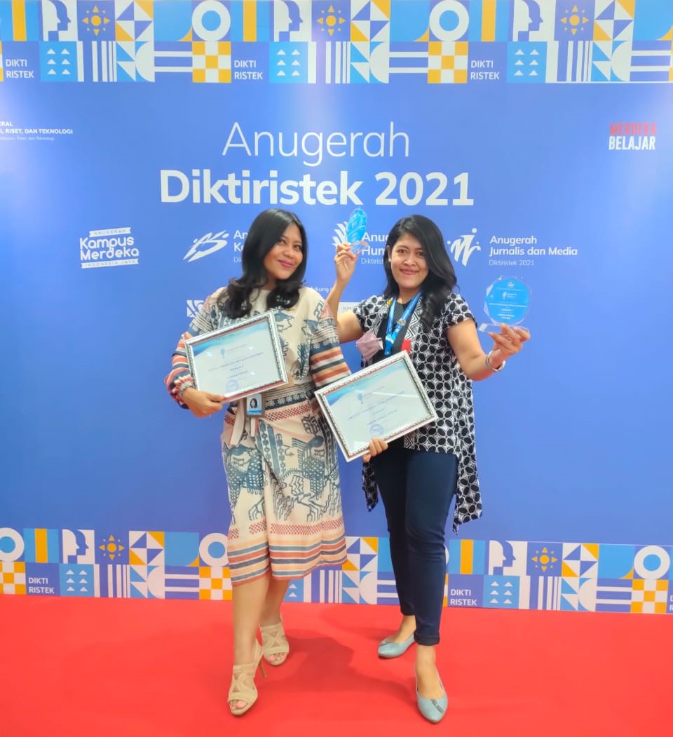 (dari kiri) Kepala Unit Komunikasi Publik ITS Anggra Ayu Rucitra ST MMT dan Kasubunit Promosi dan Citra Institusi ITS Putri Dwitasari ST MDs dalam Anugerah Diktiristek 2021