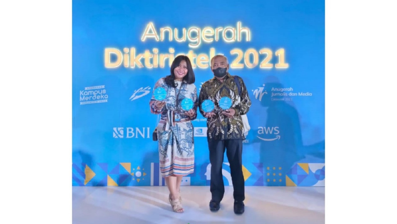 (dari kiri) Kepala Unit Komunikasi Publik ITS Anggra Ayu Rucitra ST MMTdan Wakil Rektor I ITS Prof Dr Ir Adi Soeprijanto usai menerima penghargaan ITS dalam Anugerah Diktiristek 2021