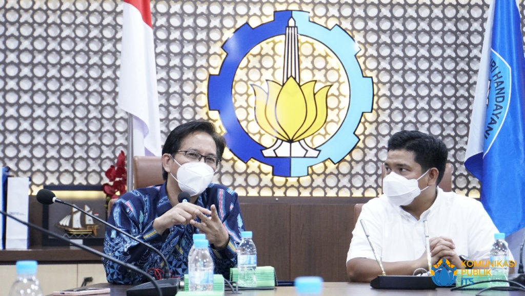 (dari kiri) Rektor ITS Prof Dr Ir Mochamad Ashari MEng dan Direktur Hubungan dan Kelembagaan PT Jasa Raharja Munadi Herlambang saat berdiskusi mengenai perjanjian kerja sama kedua institusi