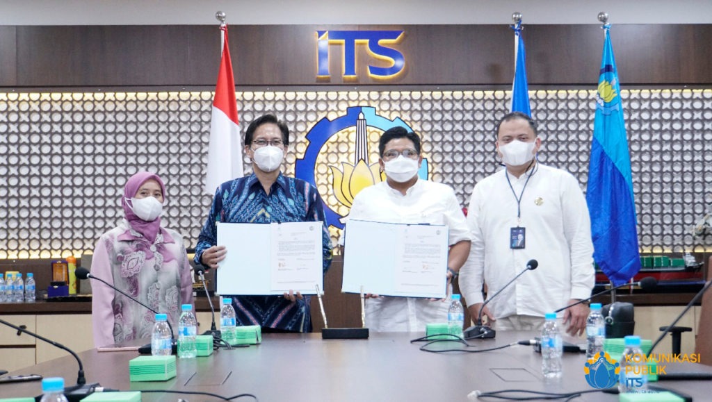 (from left) ITS Secretary Dr. Umi Laili Yuhana SKom MSc, ITS Chancellor Prof. Dr. Ir Mochamad Ashari MEng, Director of Relations and Institutions of PT Jasa Raharja Munadi Herlambang, and Head of the Division of Institutional and Corporate Strategy of PT Jasa Raharja Radito Risangadi after the signing of the MoU