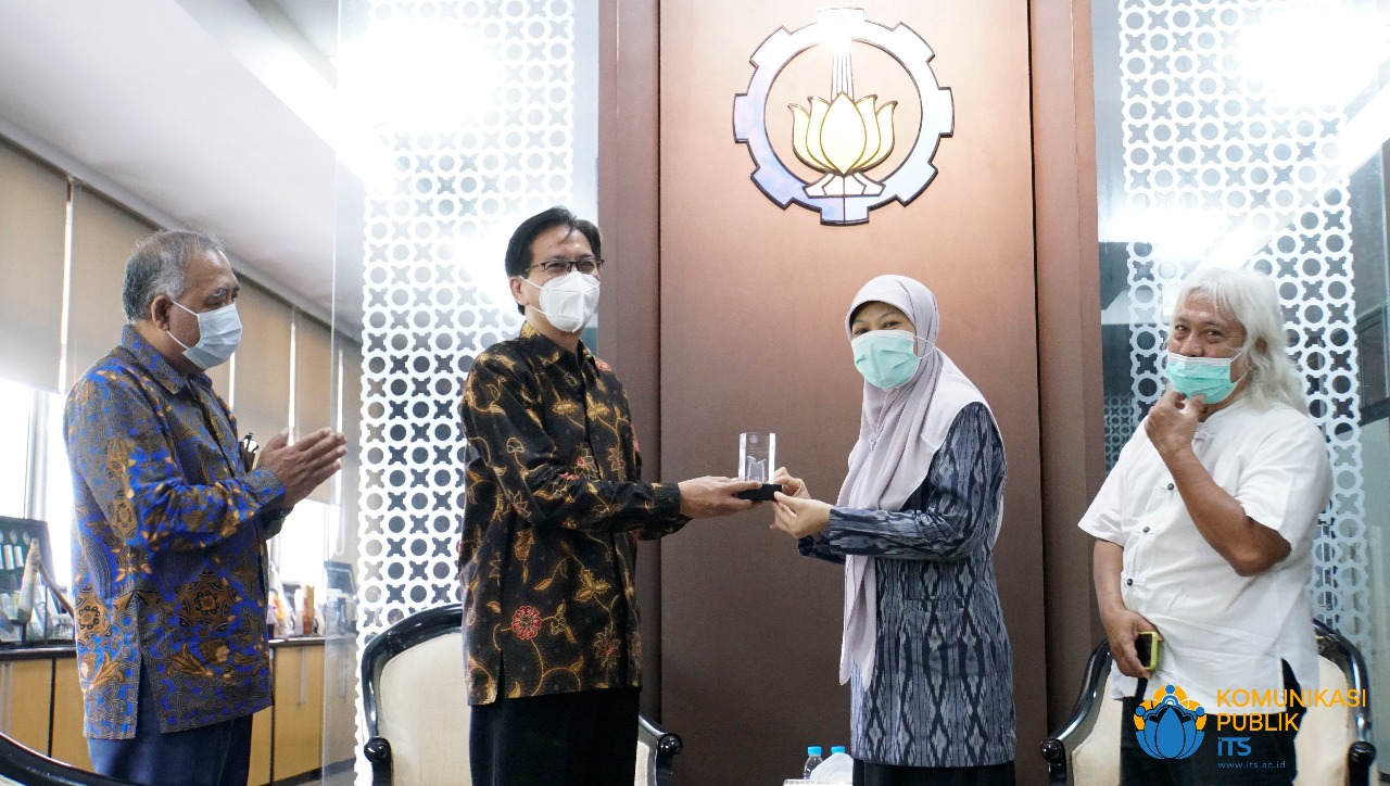 (dari kiri) Warek I ITS Prof Dr Adi Suprijanto, Rektor ITS Prof Dr Ir Mochamad Ashari MEng, Rektor UNU NTB Dr Baiq Mulianah MPdI, Ketua IKA ITS Nusra Tjatur Kukuh Surjanto saat serah terima cinderamata