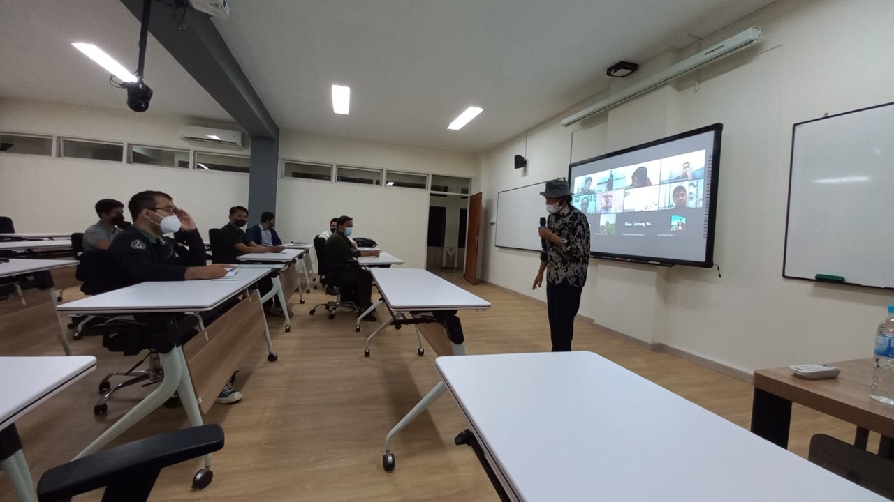 Suasana perkuliahan hybrid yang dilaksanakan oleh Sekolah Interdisiplin Manajemen Teknologi (SIMT) ITS