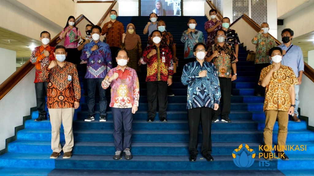 Foto bersama antara jajaran pimpinan ITS dan Pemkab Kapuas di Gedung Rektorat ITS