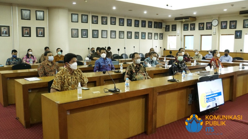 Jajaran pimpinan ITS dan Pemkab Kapuas menghadiri diskusi dan penandatanganan MoU di Gedung Rektorat ITS
