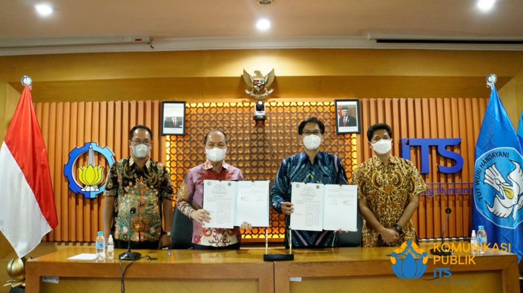 Jajaran pimpinan Pemkab Kapuas dan ITS menunjukkan naskah MoU usai penandatangan MoU dan Perjanjian Kerja Sama di Gedung Rektorat ITS