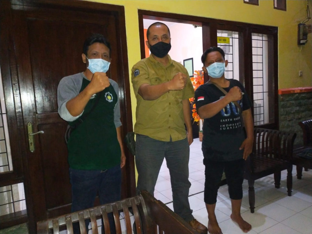 Independent Isolation Room Provision Team Leader and ITS Student Task Force Chair Yeyes Mulyadi, S.T., M.Sc., Ph.D. (center) with the guard in the ITS Independent Isolation Room