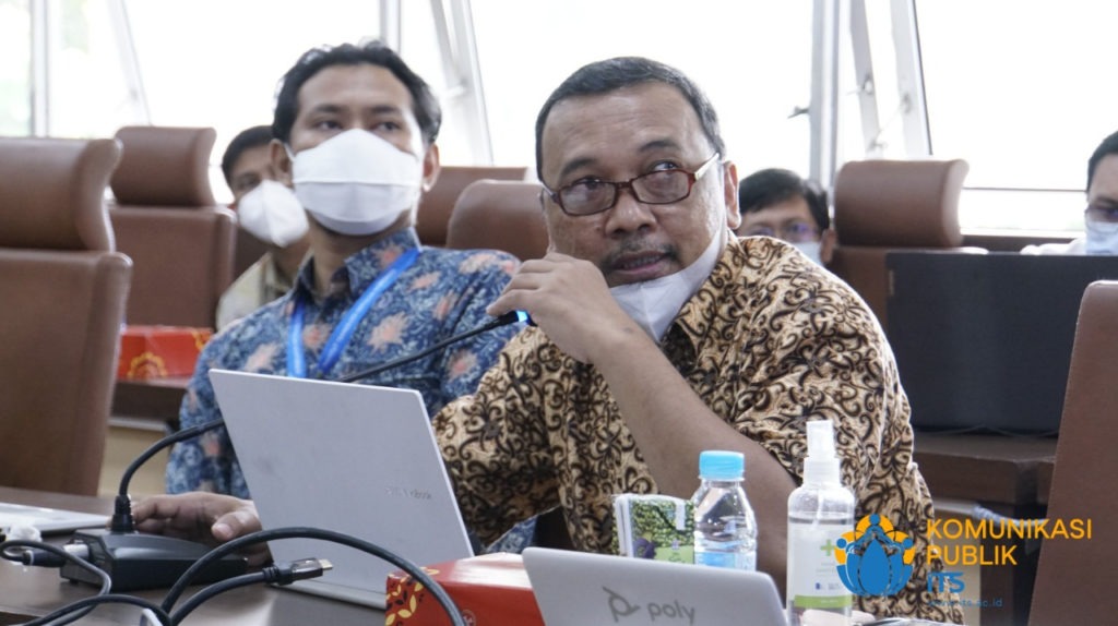 Manajer STP Otomotif ITS Dr Bambang Sudarmanta ST MT (kanan) saat menyampaikan laporan terkini penyaluran motor listrik GESITS ke Papua