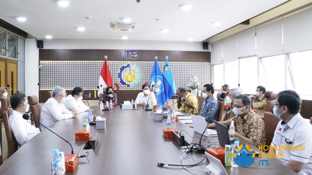 Menteri Sosial RI Dr Ir Tri Rismaharini MT dan Rektor ITS Prof Dr Ir Mochamad Ashari MEng bersama jajaran pimpinan ITS saat mendiskusikan solusi permasalahan masyarakat di daerah 3T