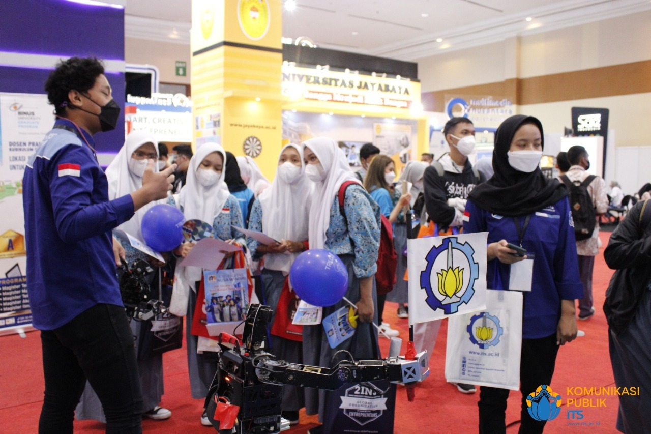 Suasana saat beberapa pengunjung melihat robot buatan tim Ichiro ITS yang menjadi daya tarik dalam pameran IIETE 2022