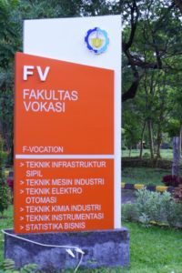 Landmark Fakultas Vokasi ITS yang mencantumkan departemen-departemen yang dinaunginya