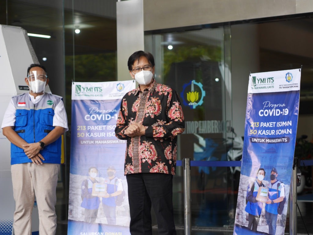 Rektor ITS Prof Dr Ir Mochamad Ashari MEng (kanan) memberikan sambutan dalam acara penyerahan bantuan isoman dari YMI ITS untuk sivitas akademika ITS dalam menghadapi gelombang ketiga Covid-19