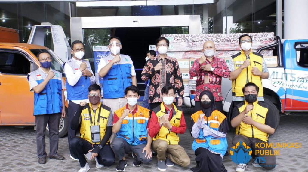 Para pengurus Yayasan Manarul Ilmi (YMI) ITS, jajaran pimpinan ITS, anggota Satgas Covid ITS, dan para mahasiswa relawan yang tergabung dalam ITS Peduli Bencana usai acara penyerahan bantuan