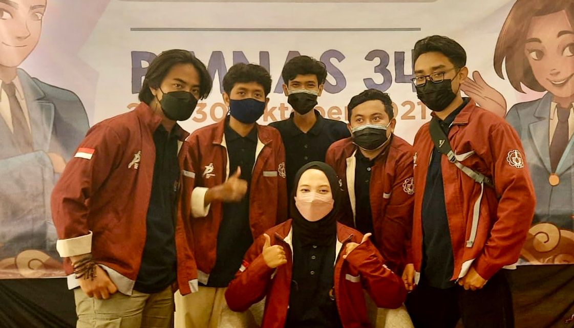 Tim Arshaka Finance (dari kiri) Mohammad Aulia Yustisia Anwar, Jaka Perwira Ageng, Muhammad Abdul Rozzaq Khaidhor, Fajrur Rido Ataubakumarwa, Fia Diyant Amalia bareng mentornya Muhammad Syarifudin (berkaus hitam)