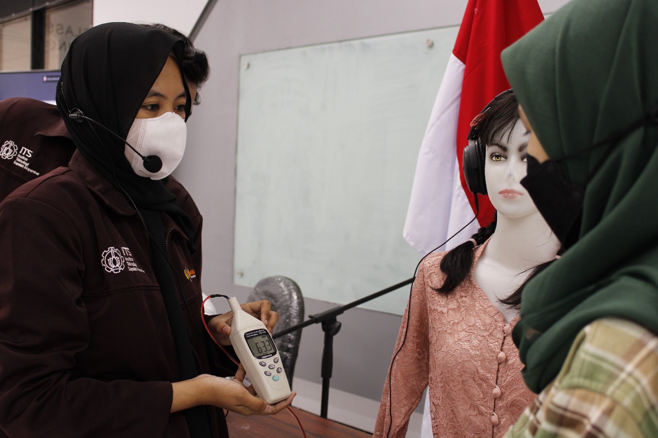 Asisten Laboratorium Vibrastik Departemen Teknik Fisika ITS menunjukkan tingkat kebisingan audio telepon genggam peserta yang tertera di SLM