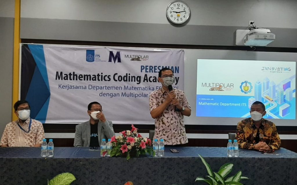 Dekan Fakultas Sains dan Analitika Data (FSAD) ITS Prof Hamzah Fansuri SSi MSi PhD (berdiri) saat menyampaikan sambutannya di peresmian gelaran MCA di Departemen Matematika ITS.