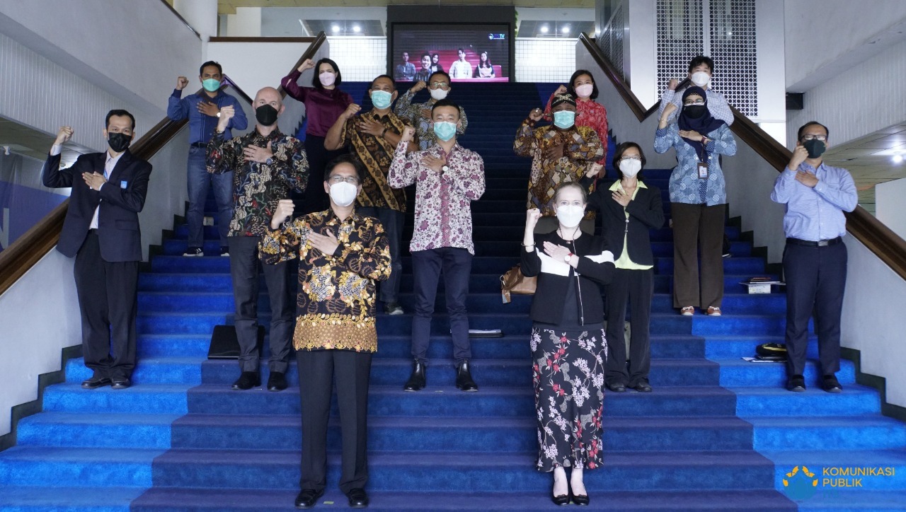 Foto bersama para pimpinan ITS dengan delegasi dari Konsulat Jenderal (Konjen) Australia di Surabaya yang bertempat di Gedung Rektorat ITS