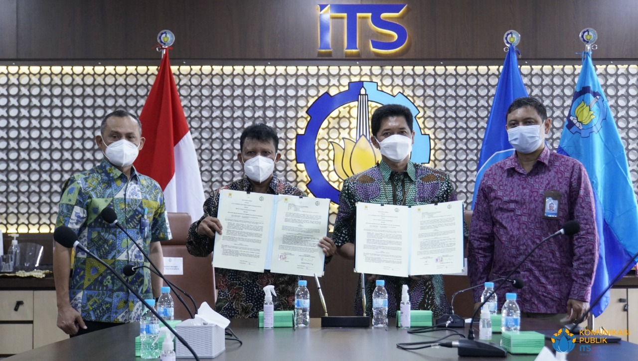General Manager of PT PLN PUSHARLIS Suroso (second from left) and Deputy Chancellor of Division IV ITS Bambang Pramujati ST MSc Eng PhD (second from right) show the signed MoU