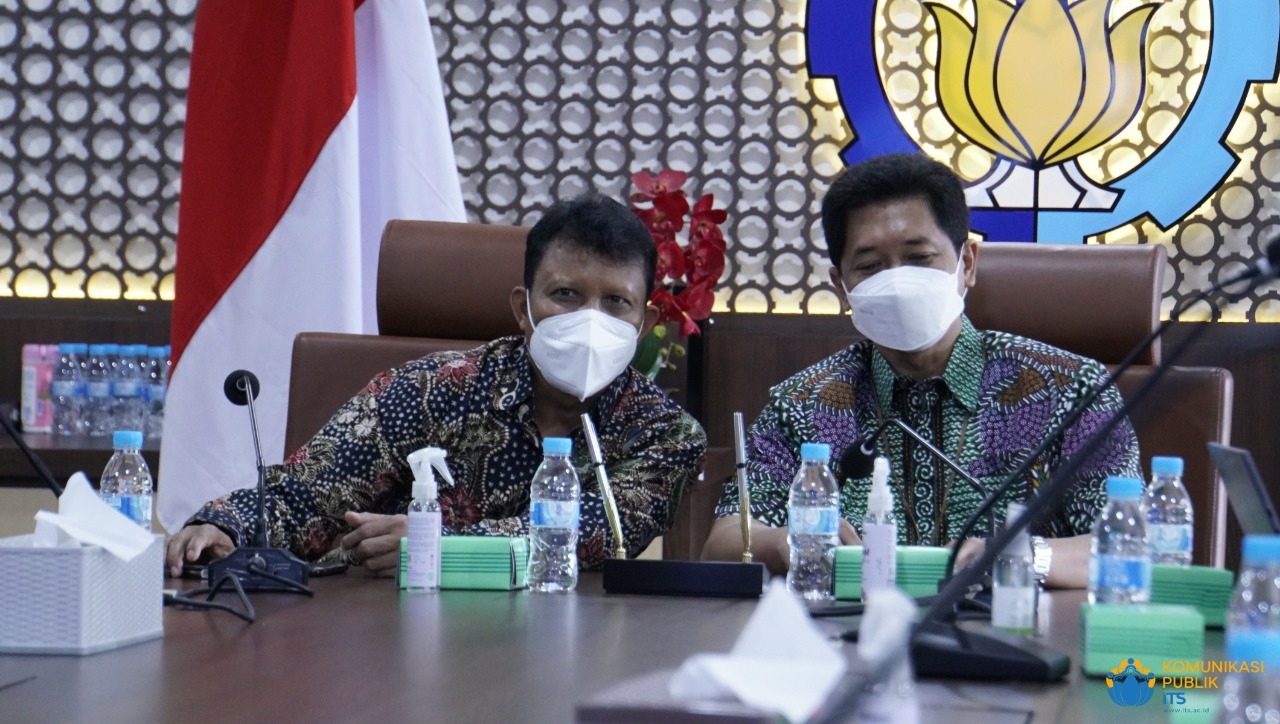 General Manager of PT PLN PUSHARLIS Suroso (left) and ITS Deputy Chancellor for Division IV Bambang Pramujati ST MSc Eng PhD during a discussion session on the cooperation program plan after the signing of the MoU