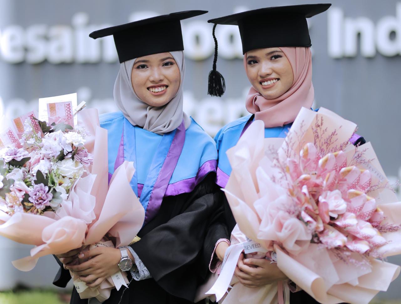 (dari kiri) Si Kembar Husna Dinda Zulfana dan Nuri Dinda Zulfana pada perhelatan Wisuda ke-125 ITS, 26 Maret 2022 lalu