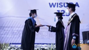 FTSPK Sumbang Wisudawan Cumlaude Terbanyak pada Wisuda 125