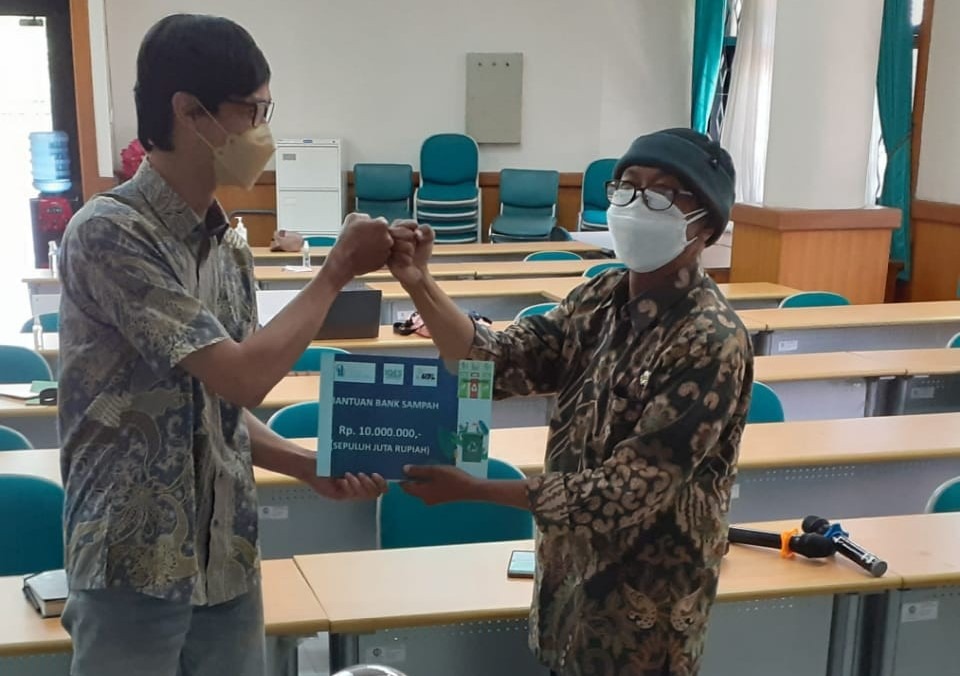 Ir Renung Rubiyatadji MM mewakili Kepala Dinas Lingkungan Hidup Kabupaten Malang (kanan) memberikan secara simbolis bantuan pendanaan kepada Bank Sampah Malang di kampus ITS.