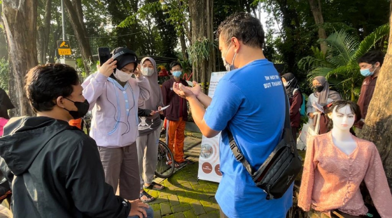 Laboratorium Vibrastik Departemen Teknik Fisika ITS membantu masyarakat menghitung kebisingan audio ponselnya dengan bantuan Jolene di Taman Bungkul, beberapa waktu lalu