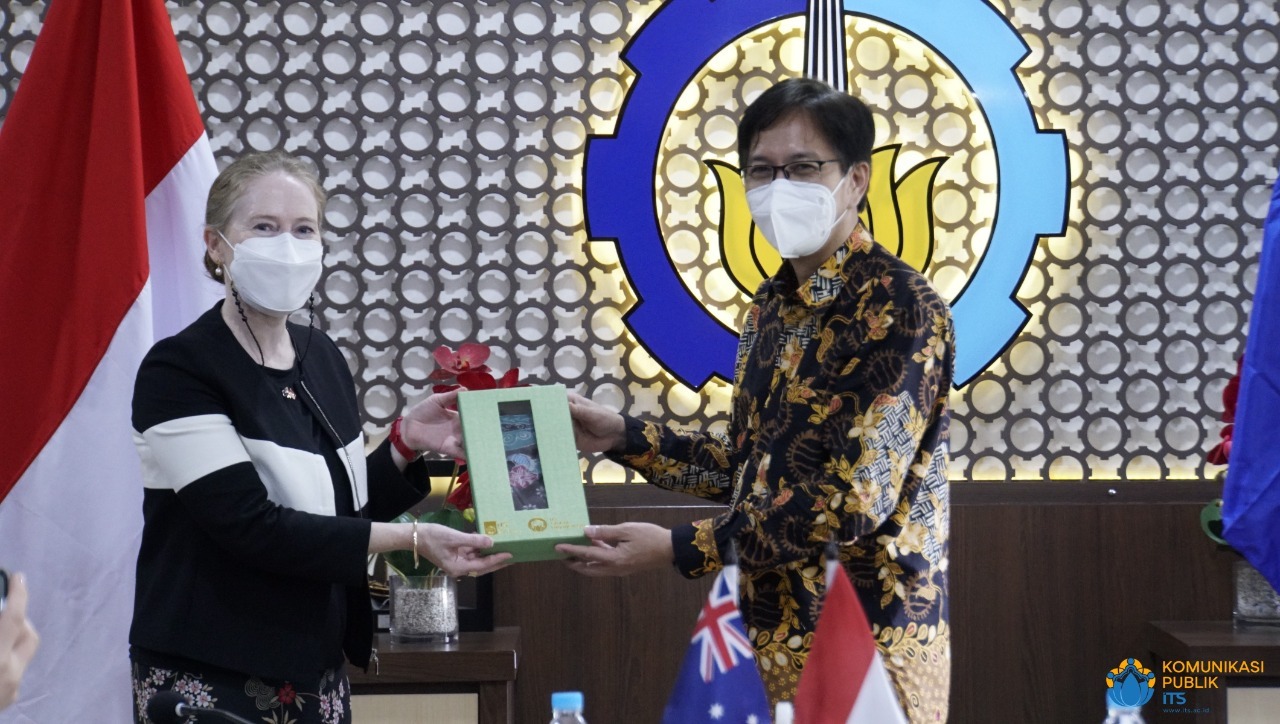 Handing over of souvenirs from the ITS Research Center from ITS Chancellor Prof Dr Ir Mochamad Ashari MEng (right) to the Australian Consul General in Surabaya Fiona Hoggart