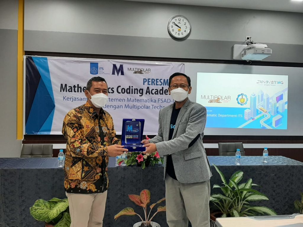 Penyerahan cinderamata oleh Kepala Departemen Matematika ITS Subchan SSi MSc PhD (kiri) kepada Achmad Fakhrudin dari PT Multipolar Tbk.