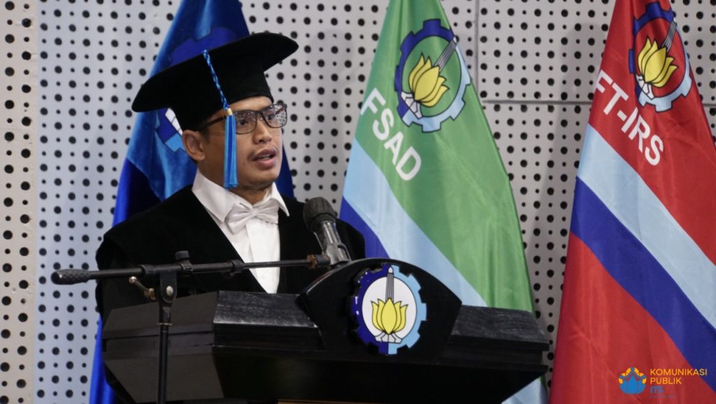 Prof Adi Setyo Purnomo SSi MSc PhD dari Departemen Kimia ITS saat membacakan orasi ilmiah untuk dikukuhkan sebagai Profesor ke-147 ITS pada 15 Maret 2022