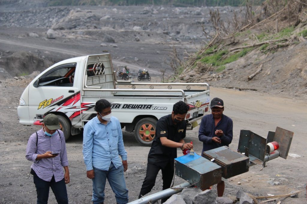 Proses pengecatan pada Early Warning System oleh tim mahasiswa ITS dan relawan setempat