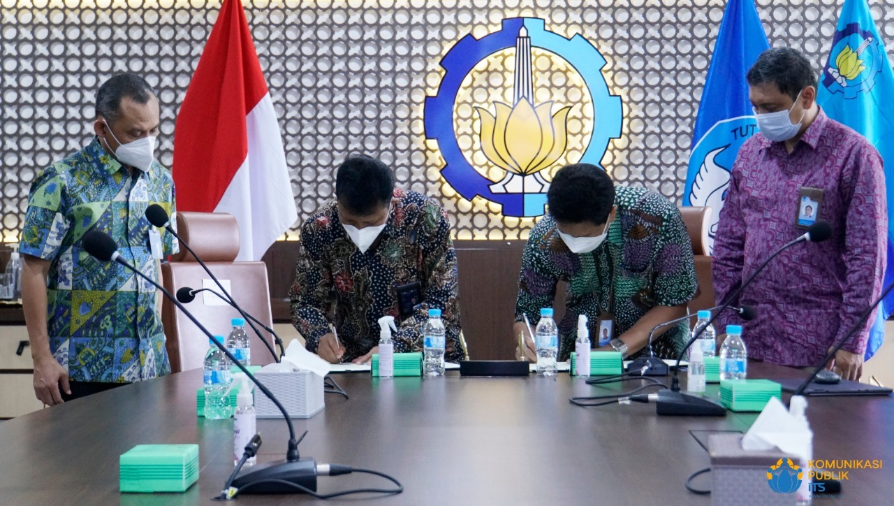 Prosesi penandatanganan MoU oleh ITS dan PT PLN PUSHARLIS di Gedung Rektorat ITS