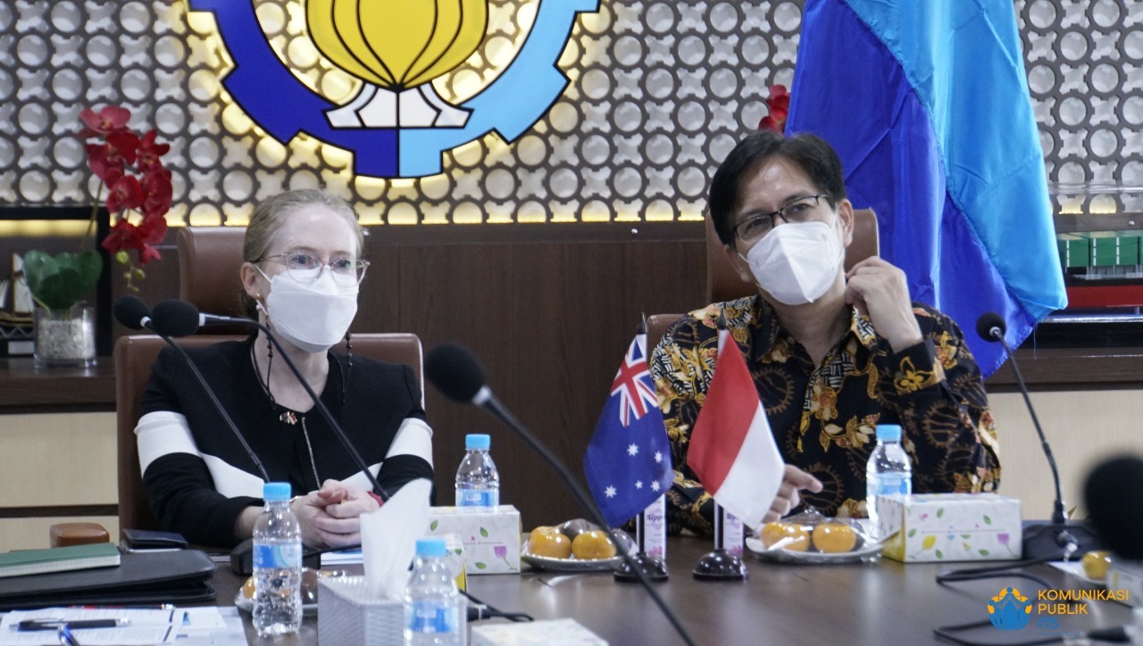 ITS Chancellor Prof Dr Ir Mochamad Ashari MEng (right) and Australian Consul General in Surabaya Fiona Hoggart while leading a discussion on academic development and innovation research at the ITS Rectorate Building