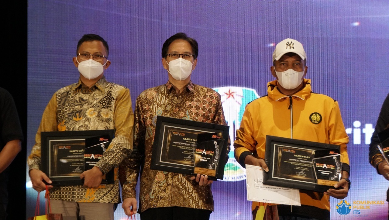 ITS Chancellor Prof Dr Ir Mochamad Ashari MEng (center) when receiving the award for the Best Higher Education Website category at the Mercure Grand Mirama Hotel Surabaya