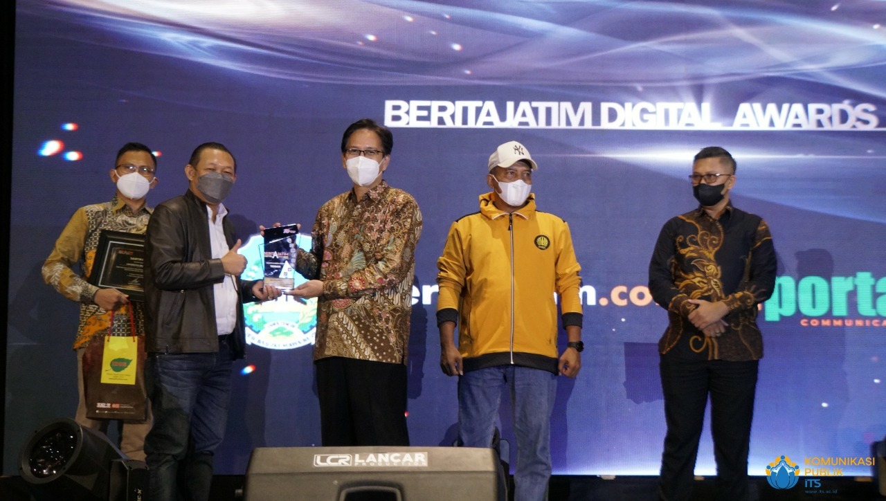 ITS Chancellor Prof Dr Ir Mochamad Ashari MEng (center) when receiving the award for the Best Higher Education Website category at the Mercure Grand Mirama Hotel Surabaya
