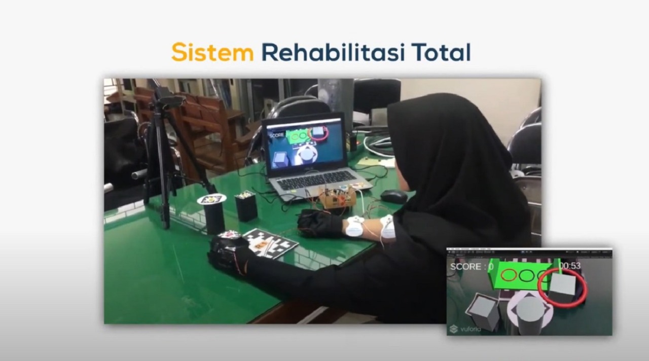 Simulasi penggunaan Reagtife, tangan normal digunakan untuk memindahkan objek dalam permainan dan stimulus yang muncul membuat tangan lumpuh mengikuti pergerakan tangan normal.